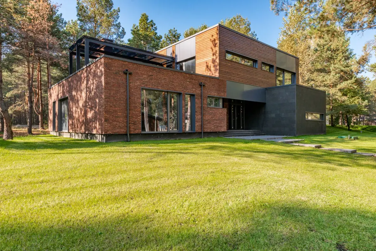 Maison contemporaine ouverte sur un jardin arboré